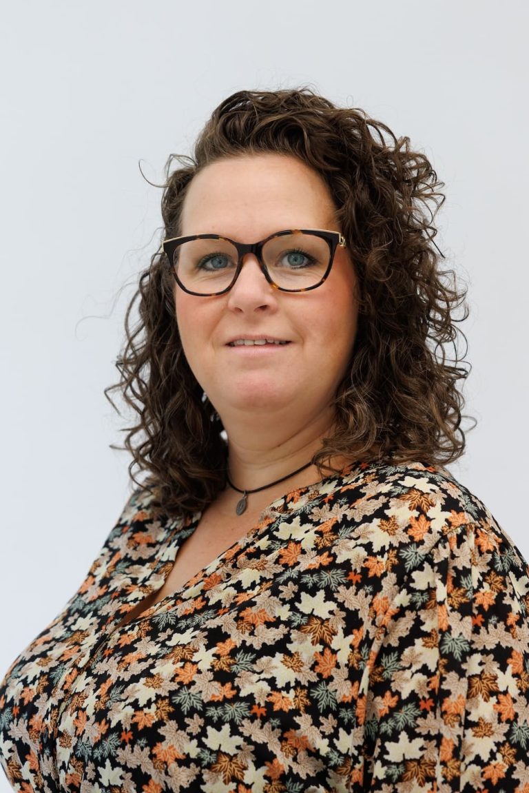 Professioneel portret van Simone, baliemedewerker bij TandZuiver, waarin haar vriendelijke houding en expertise goed naar voren komen.