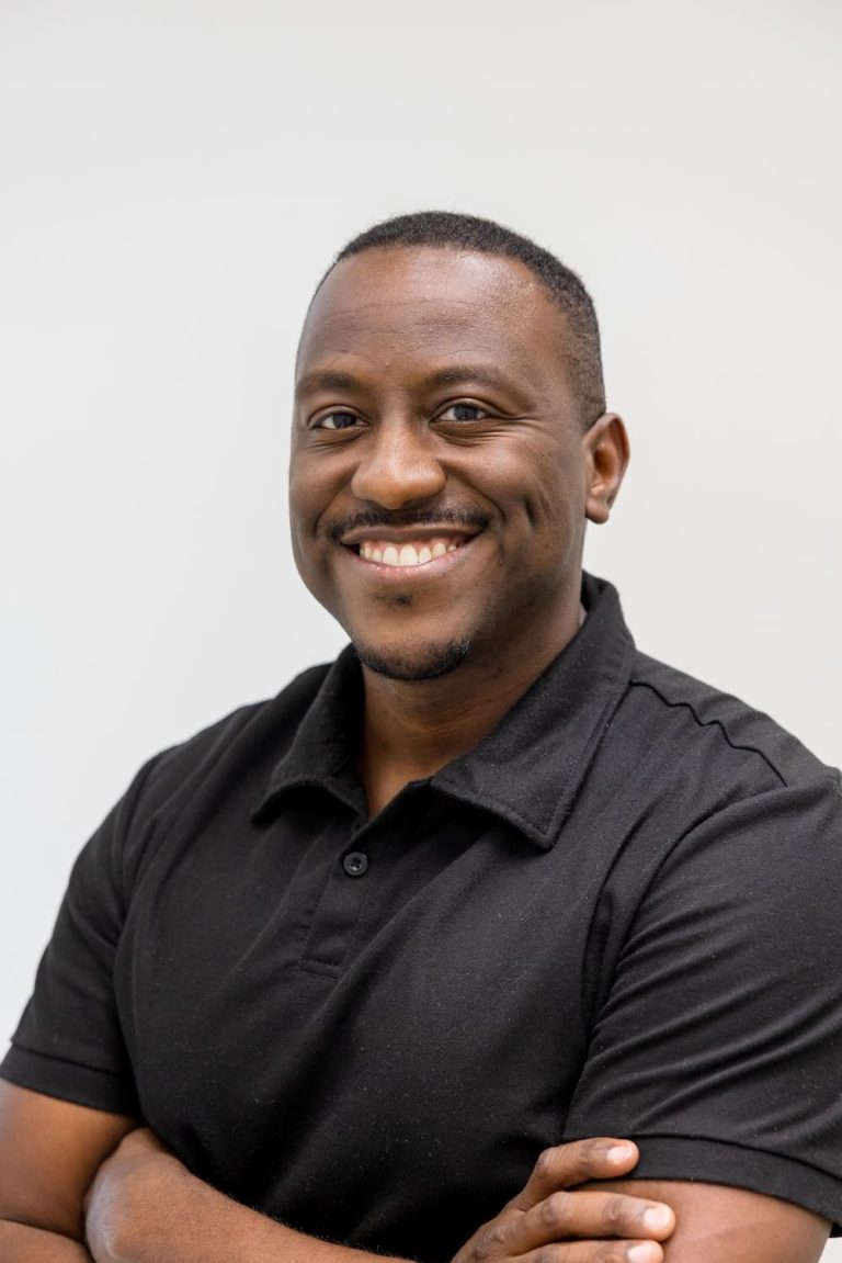 Shelton Seward, preventieassistent bij TandZuiver, afgebeeld op een formeel portret met een uitnodigende uitdrukking.